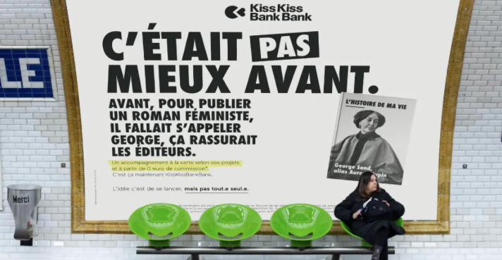 Photo d'une station de métro avec une affiche de publicité - OoyoO